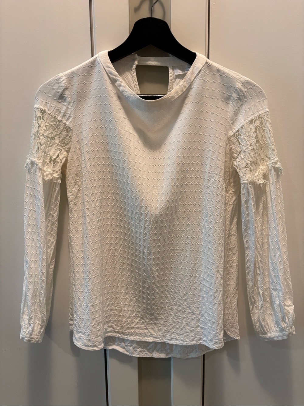 RW&CO. Cream Textured Long-Sleeve Blouse